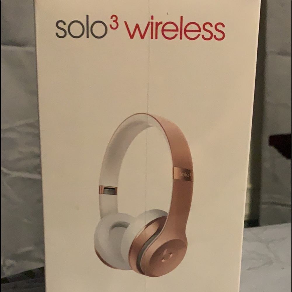 BRAND NEW NEVER USED Rosegold BeatsSolo3 Wireless
